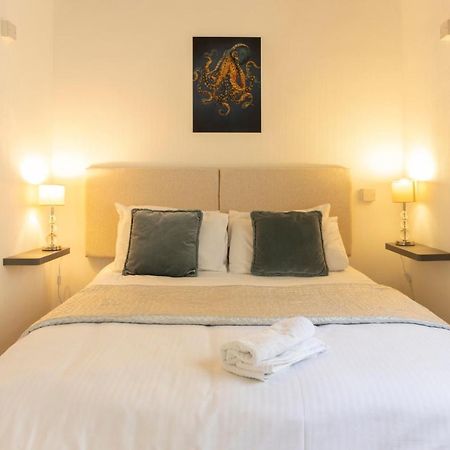 **Sunny And Bright, Thatchers Rock One Bed Beach Front Apartment*** Torquay Eksteriør bilde