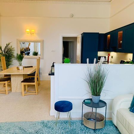 **Sunny And Bright, Thatchers Rock One Bed Beach Front Apartment*** Torquay Eksteriør bilde