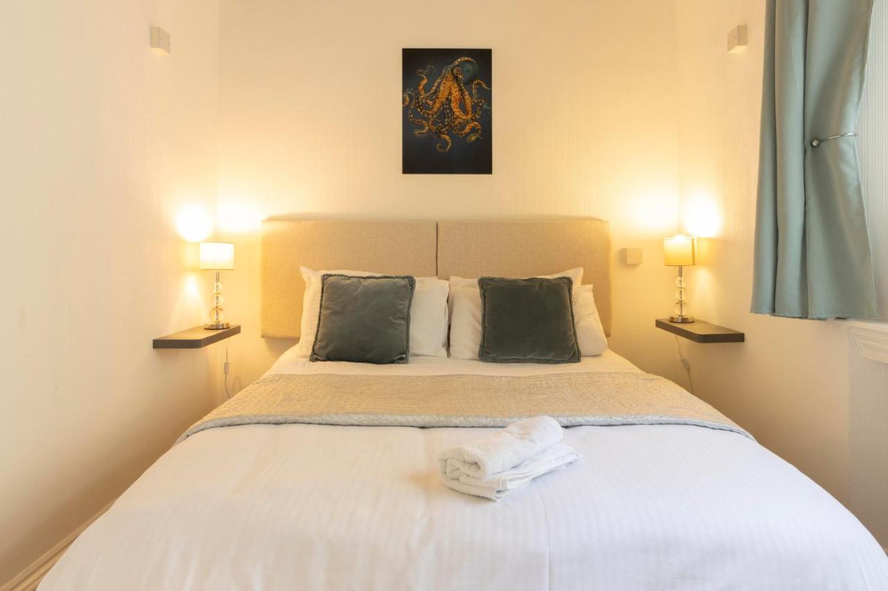 **Sunny And Bright, Thatchers Rock One Bed Beach Front Apartment*** Torquay Eksteriør bilde