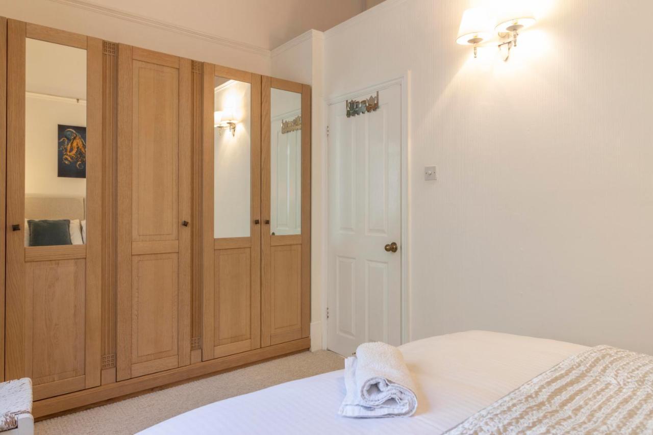 **Sunny And Bright, Thatchers Rock One Bed Beach Front Apartment*** Torquay Eksteriør bilde