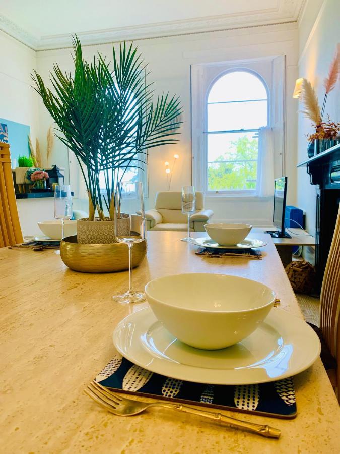 **Sunny And Bright, Thatchers Rock One Bed Beach Front Apartment*** Torquay Eksteriør bilde