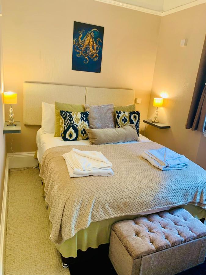 **Sunny And Bright, Thatchers Rock One Bed Beach Front Apartment*** Torquay Eksteriør bilde