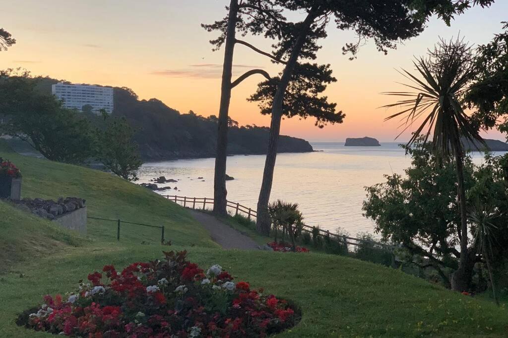 **Sunny And Bright, Thatchers Rock One Bed Beach Front Apartment*** Torquay Eksteriør bilde