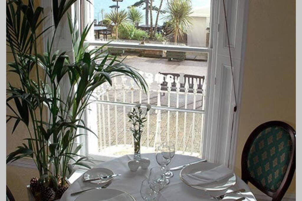 **Sunny And Bright, Thatchers Rock One Bed Beach Front Apartment*** Torquay Eksteriør bilde