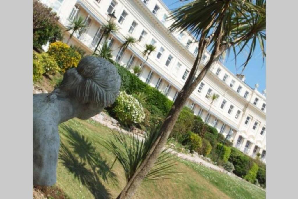 **Sunny And Bright, Thatchers Rock One Bed Beach Front Apartment*** Torquay Eksteriør bilde